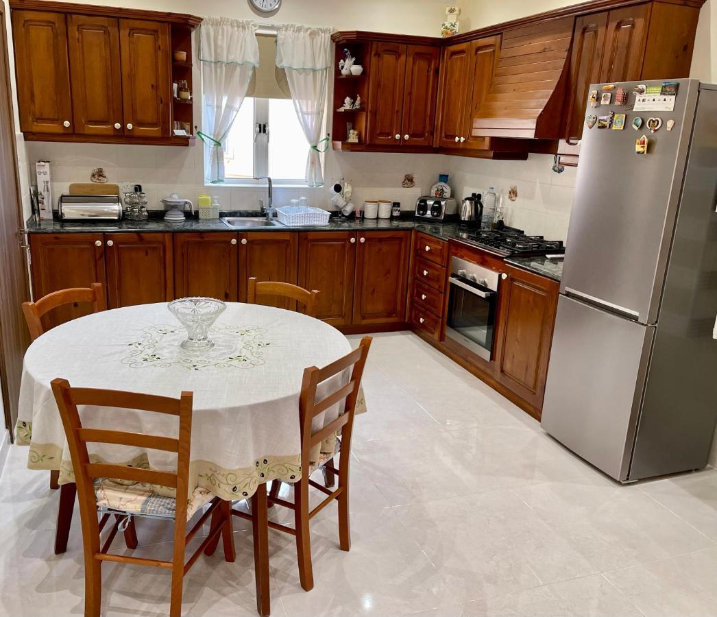 Sunrise Apt Near Beach Smarttv & Netflix Birżebbuġa Kültér fotó